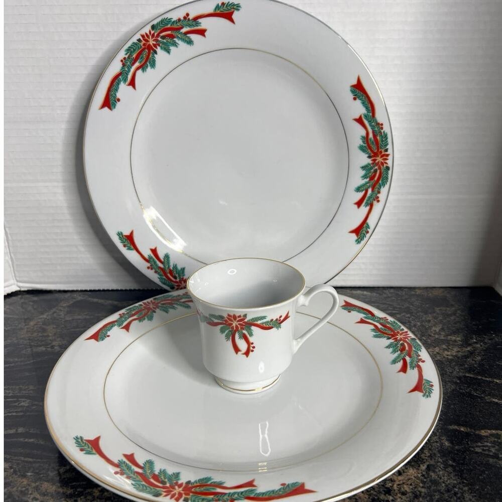 ☆ Tienshan Poinsettia & Ribbons Christmas Plates & Cup (5B-101)